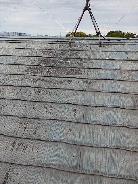 飯能市で太陽光パネル設置のご相談、以前の家主がDIYによる塗装で下地処理不足により塗膜がボロボロに